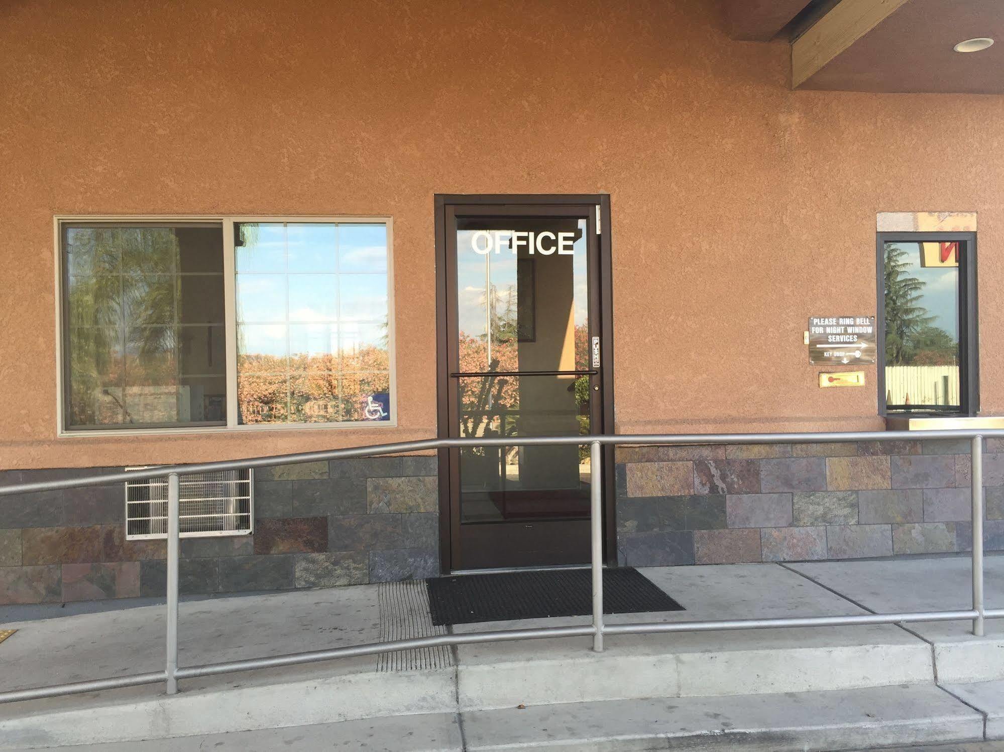 Village Inn Tulare Kültér fotó